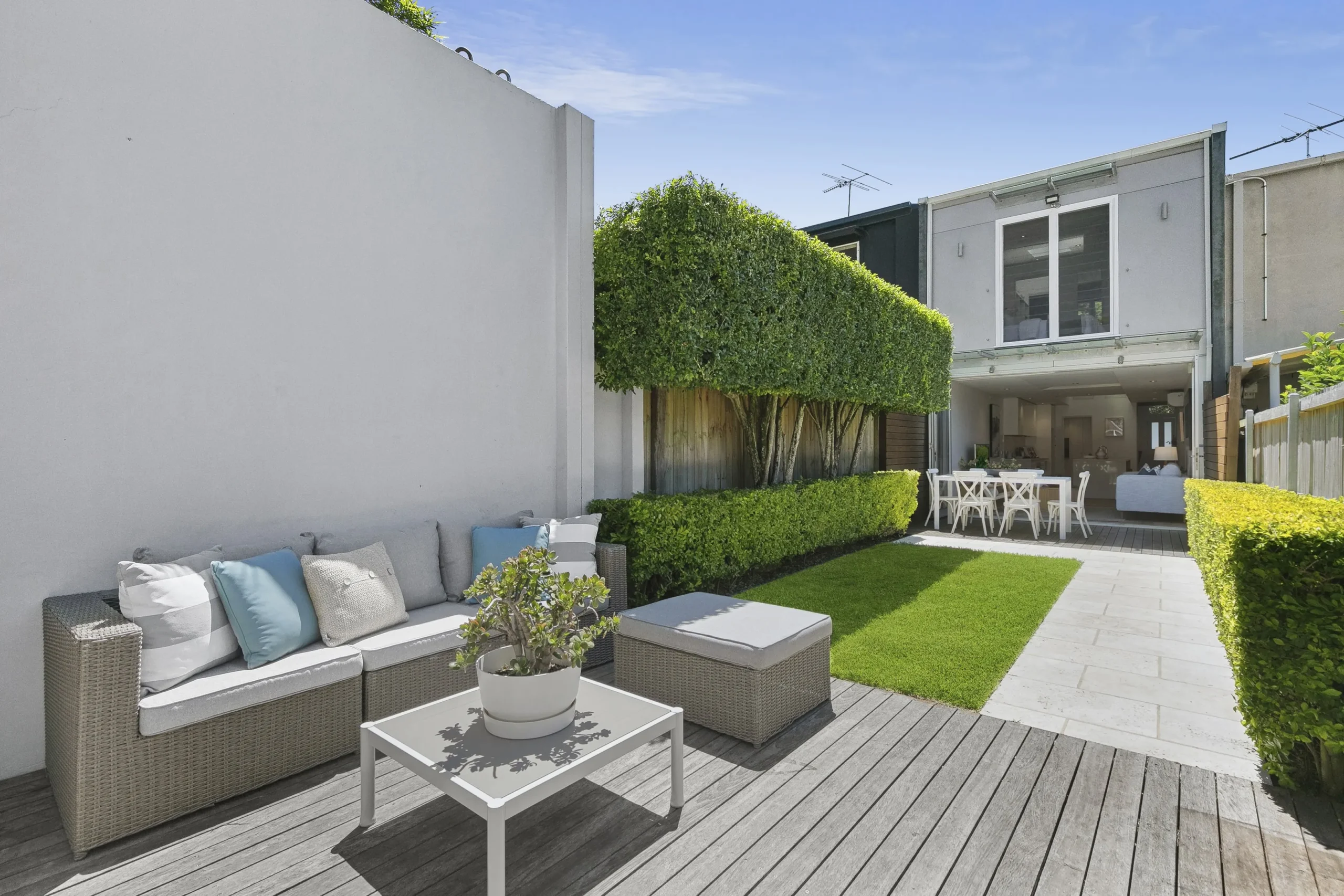 BURLINGTON STREET, CROWS NEST